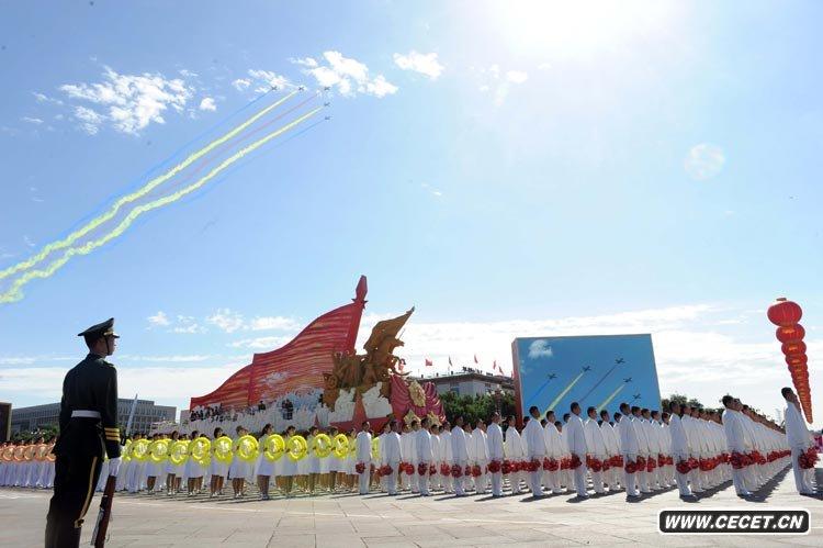 女飛行員駕教練機飛越天安門(mén)廣場(chǎng)上空