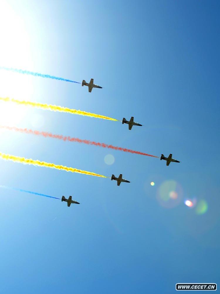 女飛行員駕教練機飛越天安門(mén)廣場(chǎng)上空