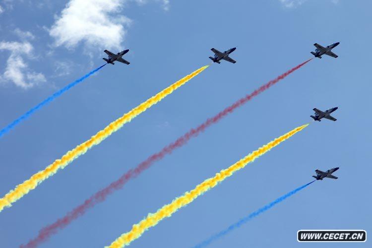 女飛行員駕教練機飛越天安門(mén)廣場(chǎng)上空