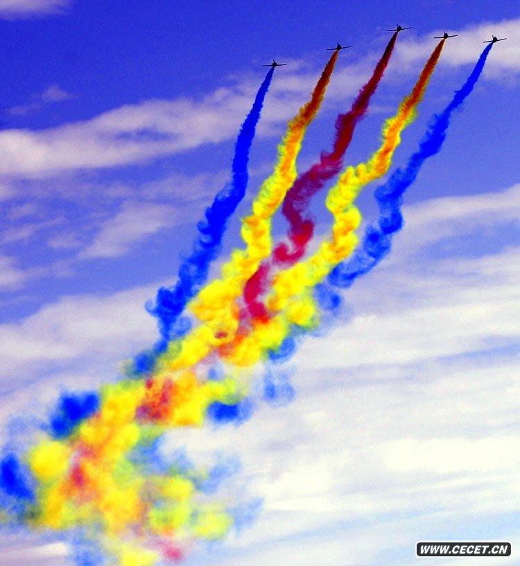 女飛行員駕教練機飛越天安門(mén)廣場(chǎng)上空