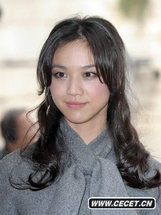 湯唯淡妝亮相不失典雅