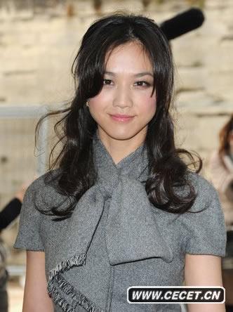 湯唯淡妝亮相不失典雅