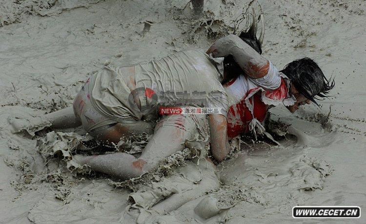 長(cháng)沙60名比基尼美女混戰泥漿地