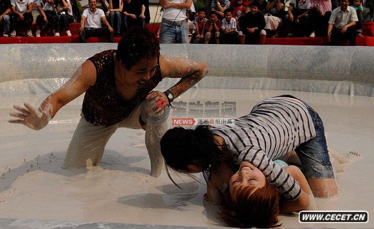 長(cháng)沙60名比基尼美女混戰泥漿地