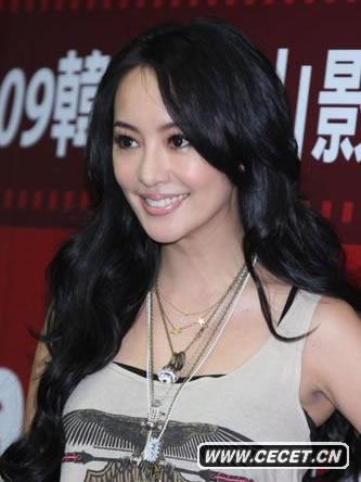 關(guān)穎破洞打底褲潮味十足