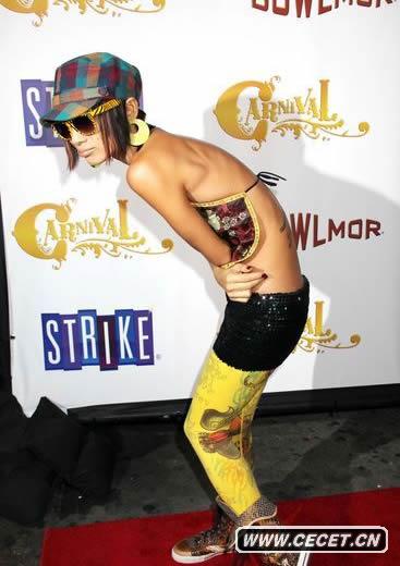 白靈穿肚兜妖艷玩混搭