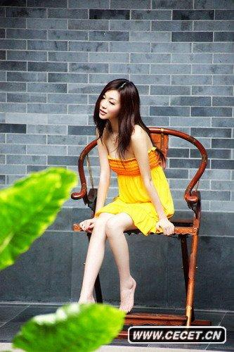 鞏新亮深宅拍性感寫(xiě)真