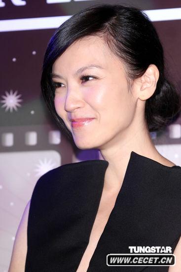 林熙蕾大秀乳溝性感