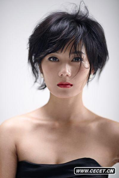 彭楊寫(xiě)真造型百變突破尺度