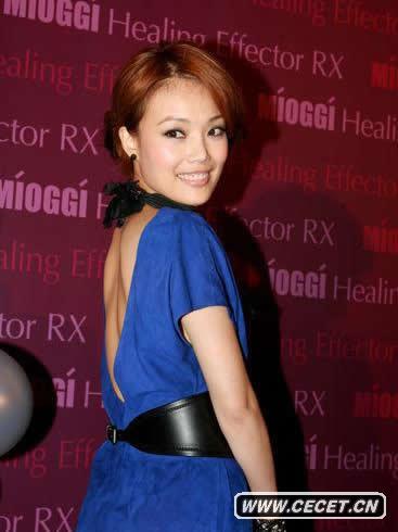 容祖兒深藍洋裝秀美背