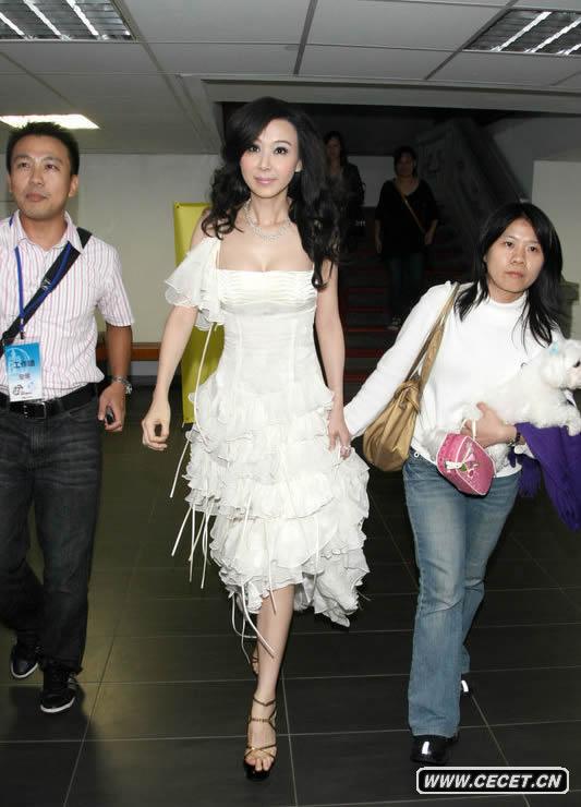 蕭薔低胸白裙性感依舊