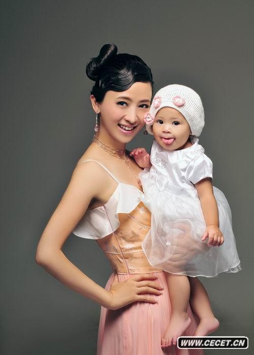 翁紅與女兒拍寫(xiě)真