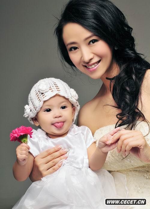 翁紅與女兒拍寫(xiě)真