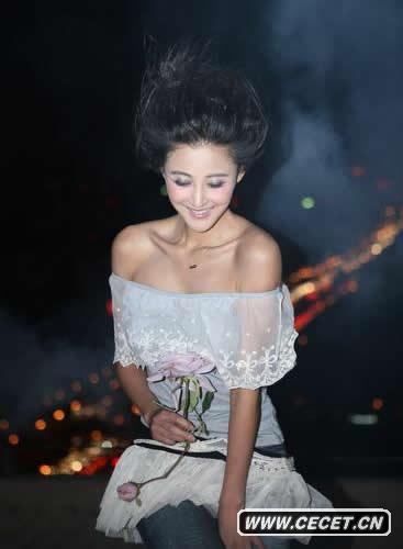 張歆藝拍時(shí)尚大片