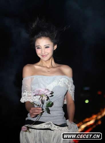 張歆藝拍時(shí)尚大片