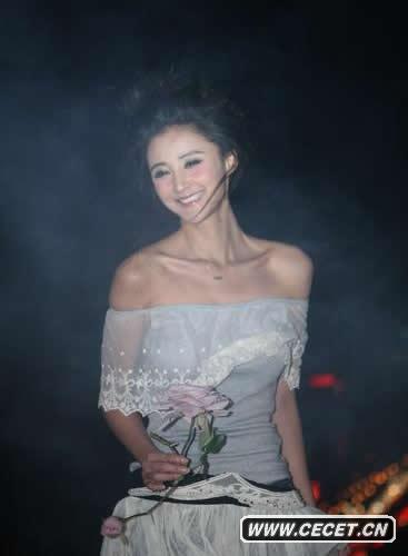 張歆藝拍時(shí)尚大片