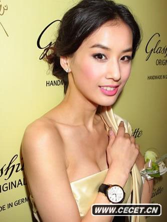 黃圣依撩人短裙惹記者高處偷拍