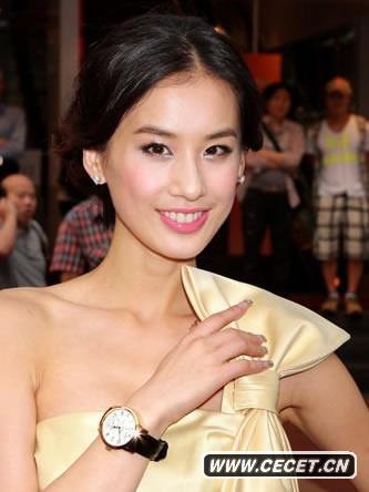 黃圣依撩人短裙惹記者高處偷拍