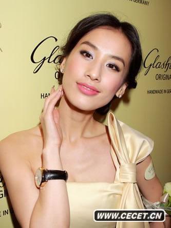 黃圣依撩人短裙惹記者高處偷拍