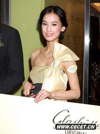 黃圣依撩人短裙惹記者高處偷拍