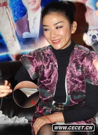 黃奕不慎走光露白色底褲