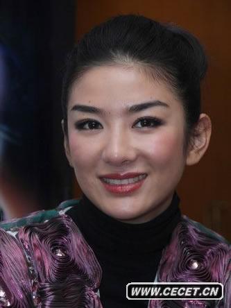 黃奕不慎走光露白色底褲