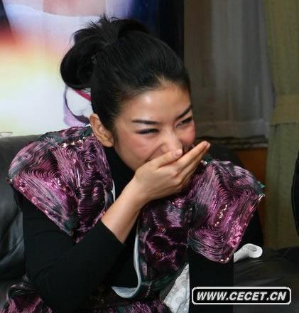 黃奕不慎走光露白色底褲