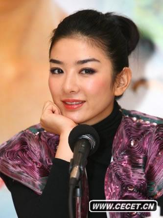 黃奕不慎走光露白色底褲