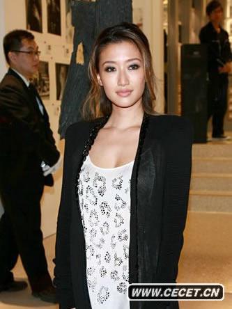 謝婷婷甜笑幸福滿(mǎn)溢