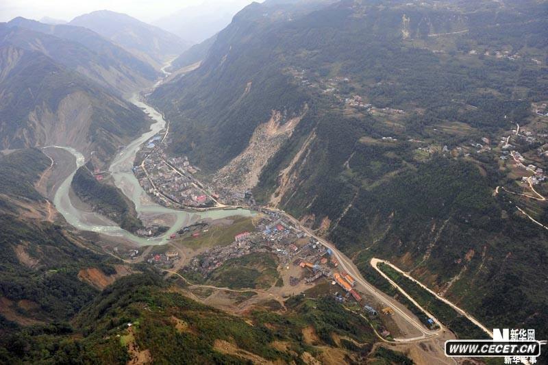 記者從直升機上俯拍的老北川城全貌