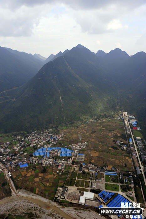 災區還是處處可見(jiàn)活動(dòng)板房