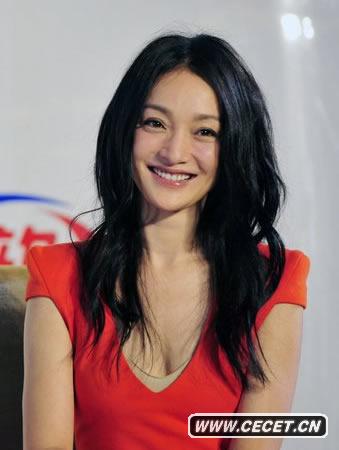 周迅緊按裙擺防走光