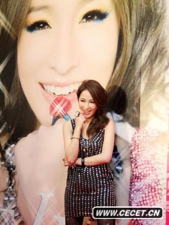 蕭亞軒滬上簽售《鉆石糖》