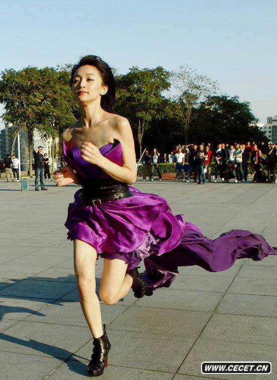 周迅力求拍攝效果飛身躍進(jìn)污水坑畫(huà)面