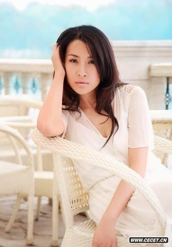 王雅捷輕紗薄裙透性感