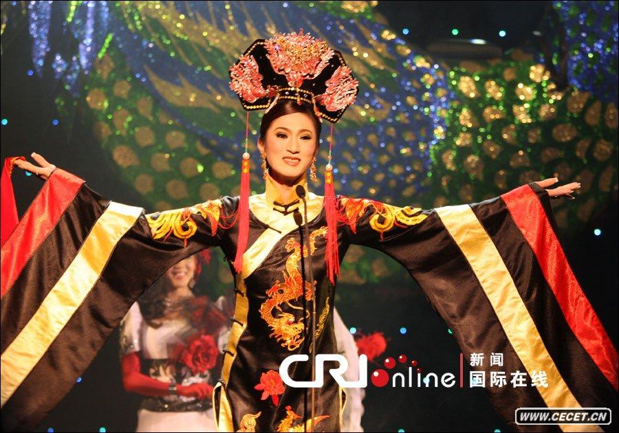 來(lái)自中國的選手身著(zhù)民族服裝展示中國魅力 (圖1)