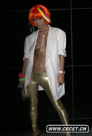 白靈造型艷俗似站街女