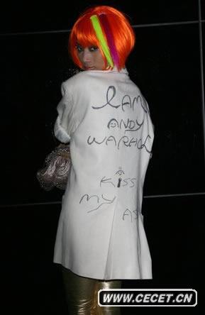 白靈造型艷俗似站街女