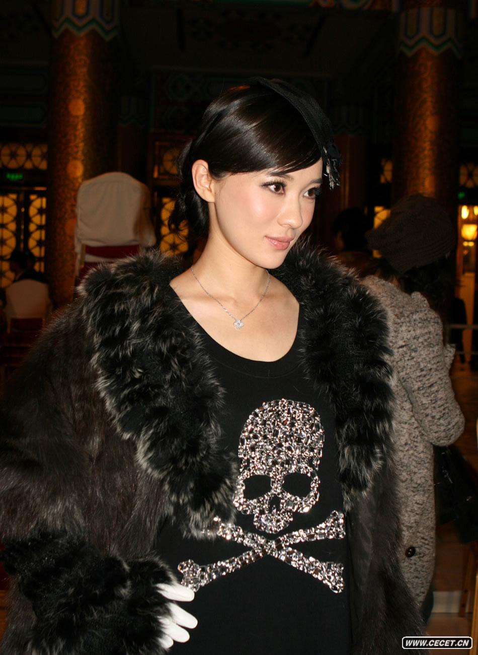 霍思燕寒冬性感亮相