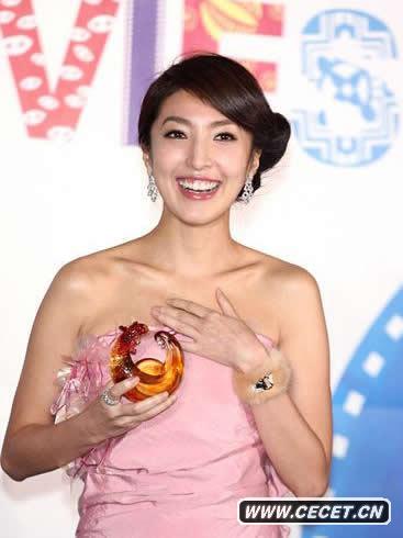 楊謹華桃紅洋裝秀優(yōu)雅