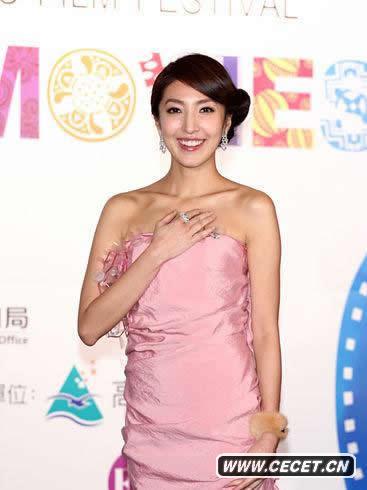 楊謹華桃紅洋裝秀優(yōu)雅