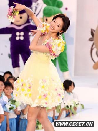 林志玲頻頻俯身秀乳溝