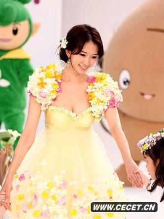 林志玲頻頻俯身秀乳溝