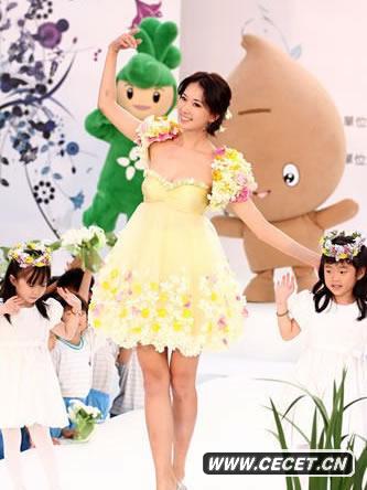 林志玲頻頻俯身秀乳溝