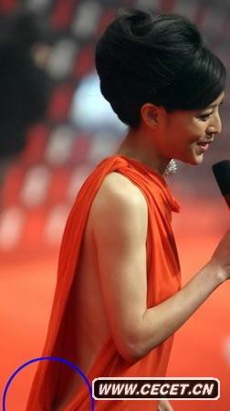 張靜初紅裙側開(kāi)叉露內褲