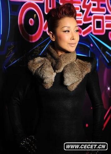 孫悅裸背秀米老鼠紋身