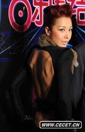 孫悅裸背秀米老鼠紋身