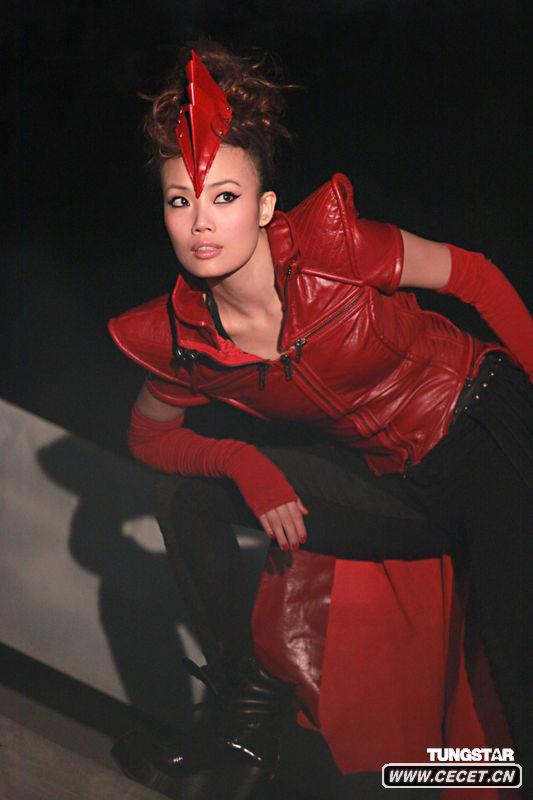 容祖兒彎腰側視