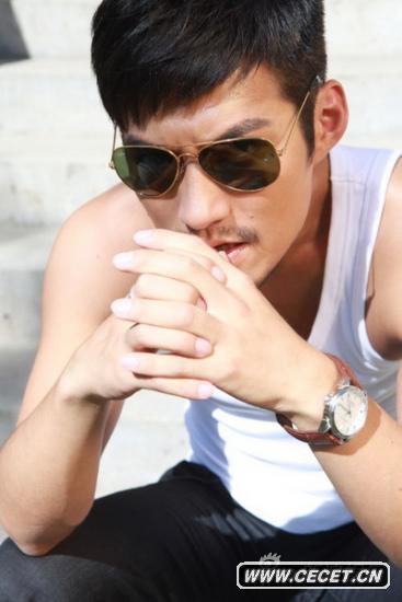 嚴寬新寫(xiě)真眼神迷人