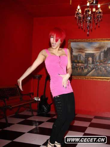 溫嵐模仿杰克遜舞姿